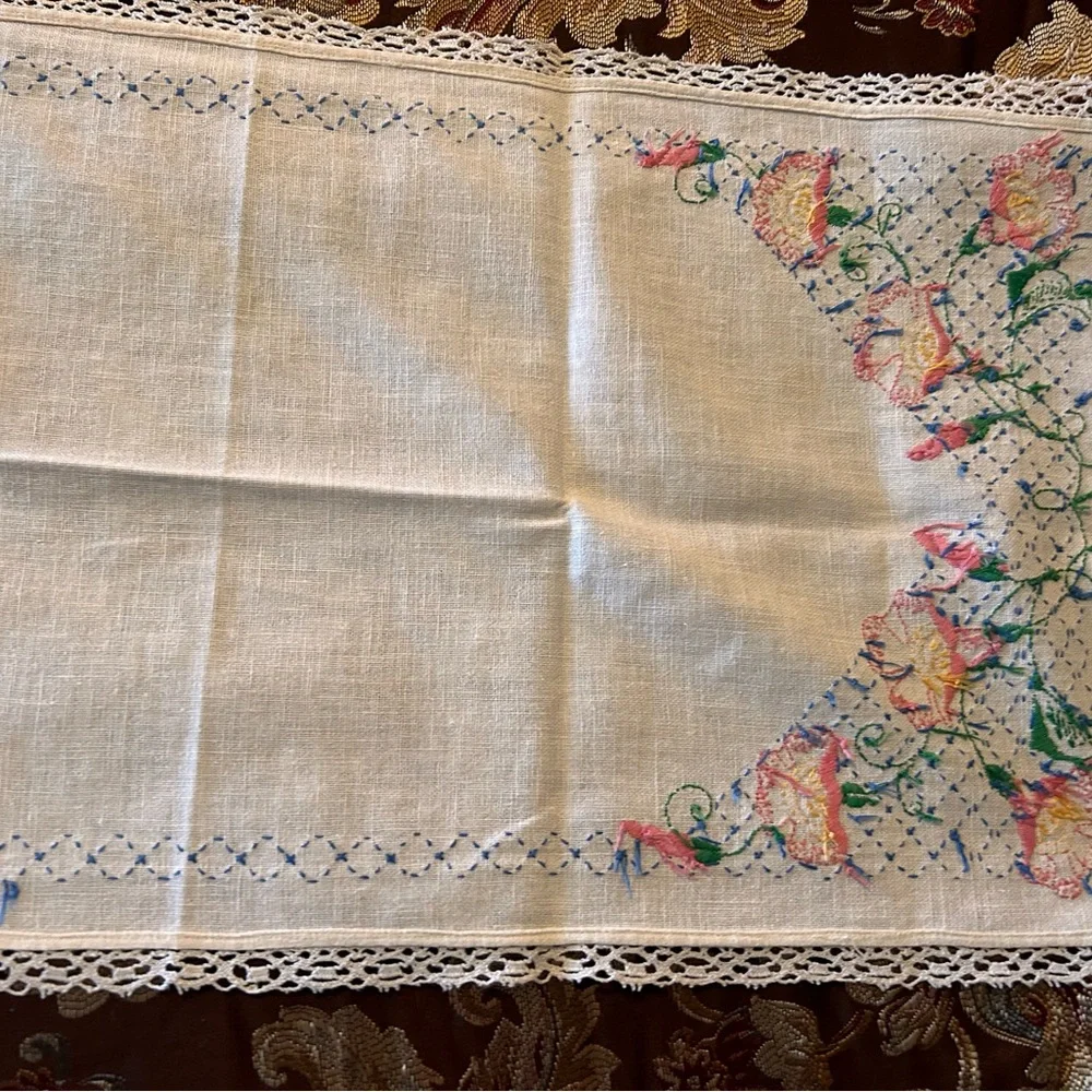 Vintage White Linen & Pink‎ Needlepoint Rose w/Lace Table Runner